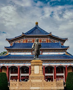 李强主持召开国务院常务会议 对抓紧做好春节假期后政府工作作出部署 研究推进银发经济和养老服务发展有关工作 审议通过《关于加强基层消防工作的意见》讨论《中华人民共 新闻