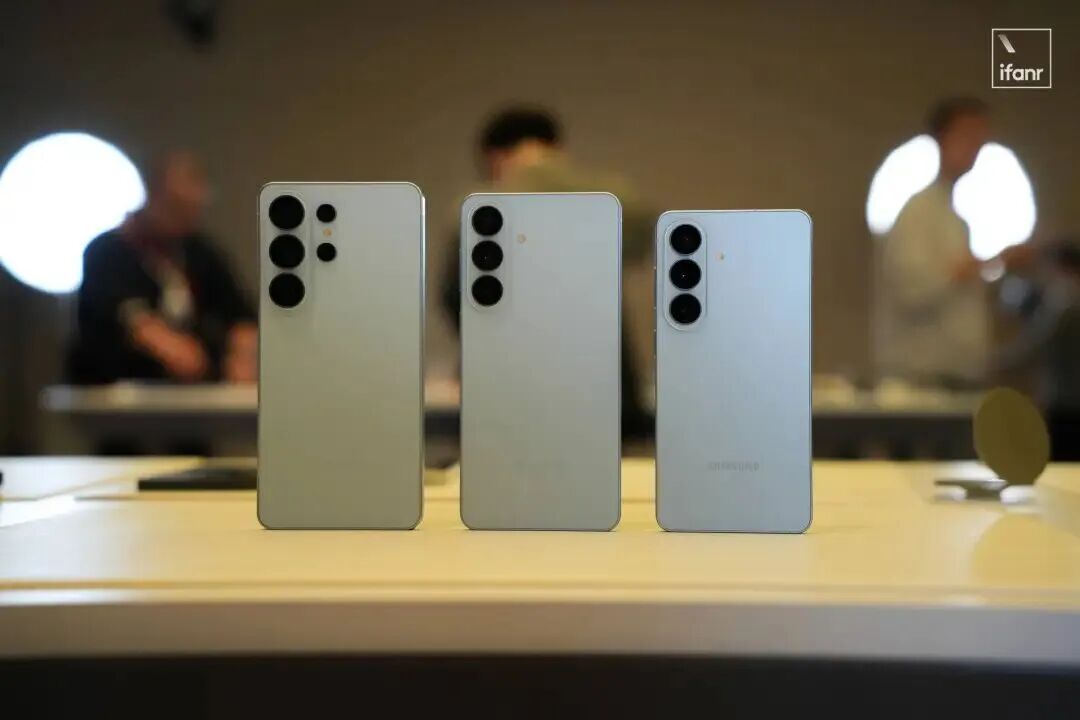 手机市场迎来全面调整，AI浪潮下成本压力显著显现；消费者面临新选择。