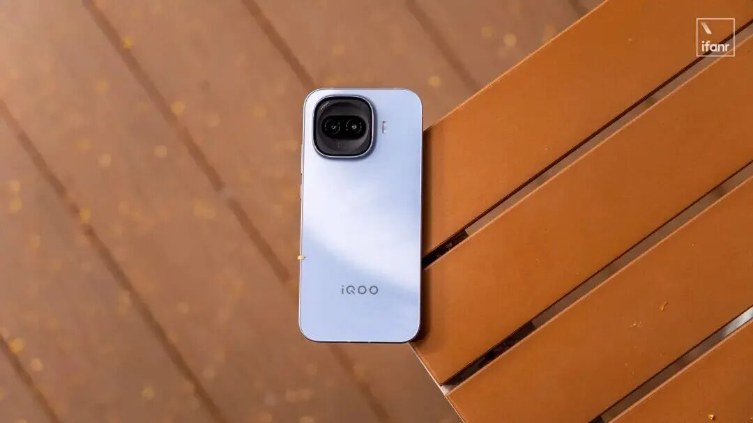  手机市场迎来全面调整，AI浪潮下成本压力显著显现；消费者面临新选择。 手机评测