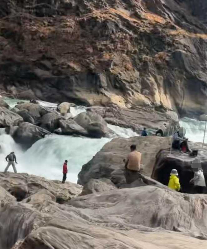  网红打卡点暗藏危机，一对情侣的幸福计划破碎；救援仍在继续，安全警示引人深思 文化旅游