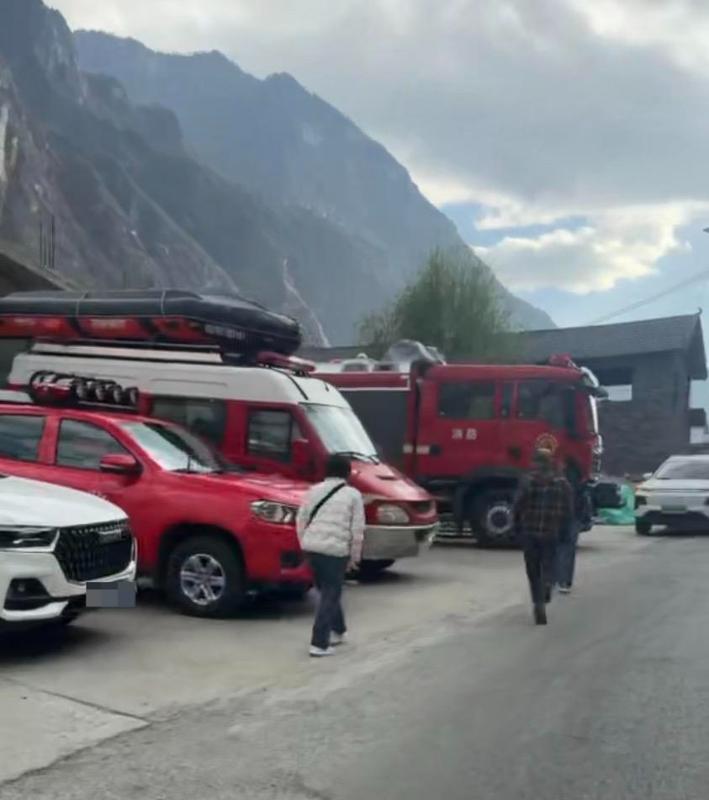  网红打卡点暗藏危机，一对情侣的幸福计划破碎；救援仍在继续，安全警示引人深思 文化旅游