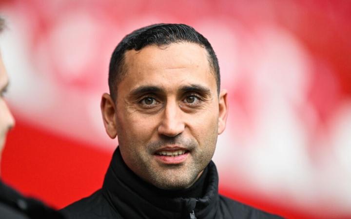  赛程变动背后的无奈；南特教练选择沉默前行，却难掩内心波澜 体育新闻 赛程变动背后的无奈；南特教练选择沉默前行，却难掩内心波澜 体育新闻