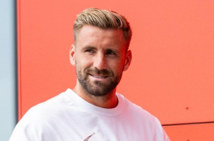  曼联后卫卢克·肖，豪宅樱桃树获批移除；安全考量优先，家庭空间更安心。 娱乐新闻