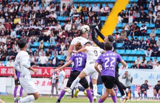  新疆足球超级联赛即将拉开帷幕；南北分区角逐激烈，十四支劲旅蓄势待发。 体育新闻 新疆足球超级联赛即将拉开帷幕；南北分区角逐激烈，十四支劲旅蓄势待发。 体育新闻