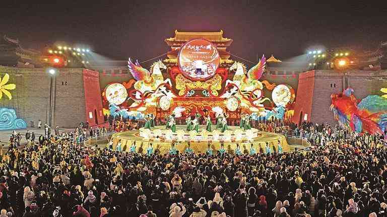  春节喜庆中涌现新活力；普通人成为文化主角。 文化旅游