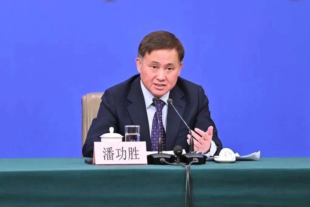 潘功胜详解适度宽松货币政策;2026年重点支持内需与创新;汇率保持基本稳定 股票财经 潘功胜详解适度宽松货币政策;2026年重点支持内需与创新;汇率保持基本稳定 股票财经