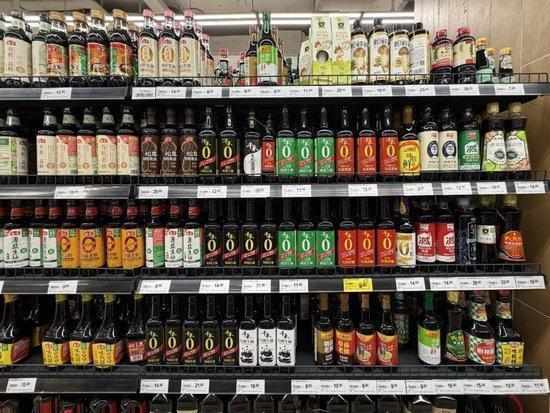  减盐酱油市场热潮涌现，宣传标注却藏玄机；消费者健康追求易落入溢价陷阱。 健康养生