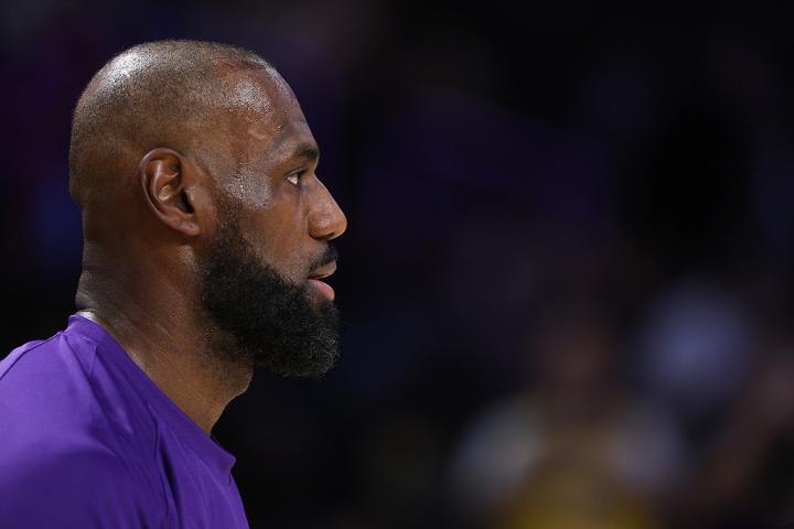  詹姆斯未来悬而未决；湖人赛季收官成关键转折点。 体育新闻 詹姆斯未来悬而未决；湖人赛季收官成关键转折点。 体育新闻