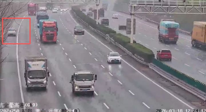  高速突发断电险象环生；车主推车举动令人心惊；交警及时干预避免悲剧。 汽车科技