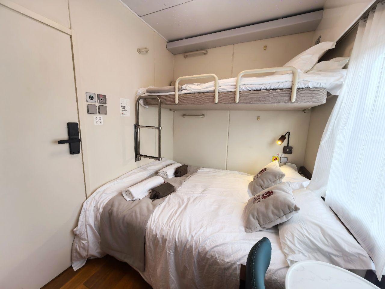  《新南方列车·潇湘号技术架构深度解析：移动文化客厅的工程实现与适老化设计体系》 文化旅游