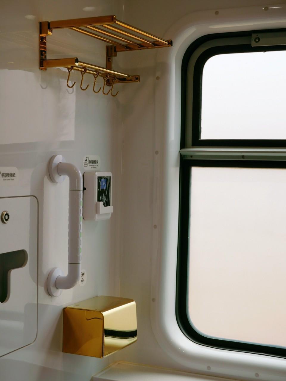  《新南方列车·潇湘号技术架构深度解析：移动文化客厅的工程实现与适老化设计体系》 文化旅游