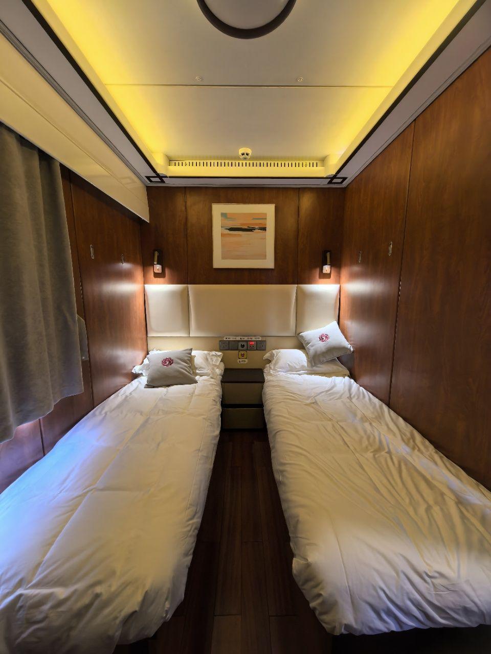  《新南方列车·潇湘号技术架构深度解析：移动文化客厅的工程实现与适老化设计体系》 文化旅游